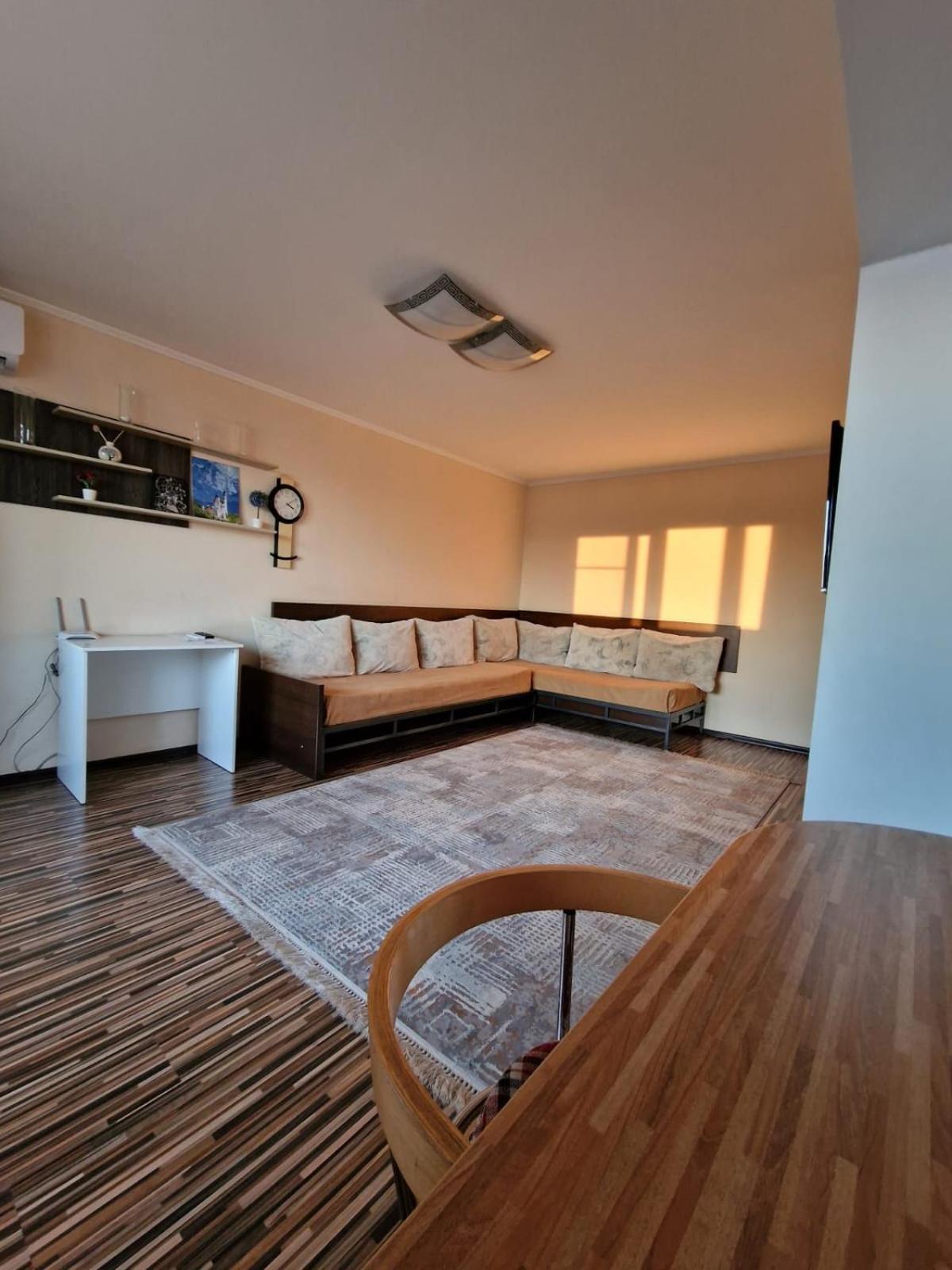 Apartment On Republic Square Öskemen Bagian luar foto