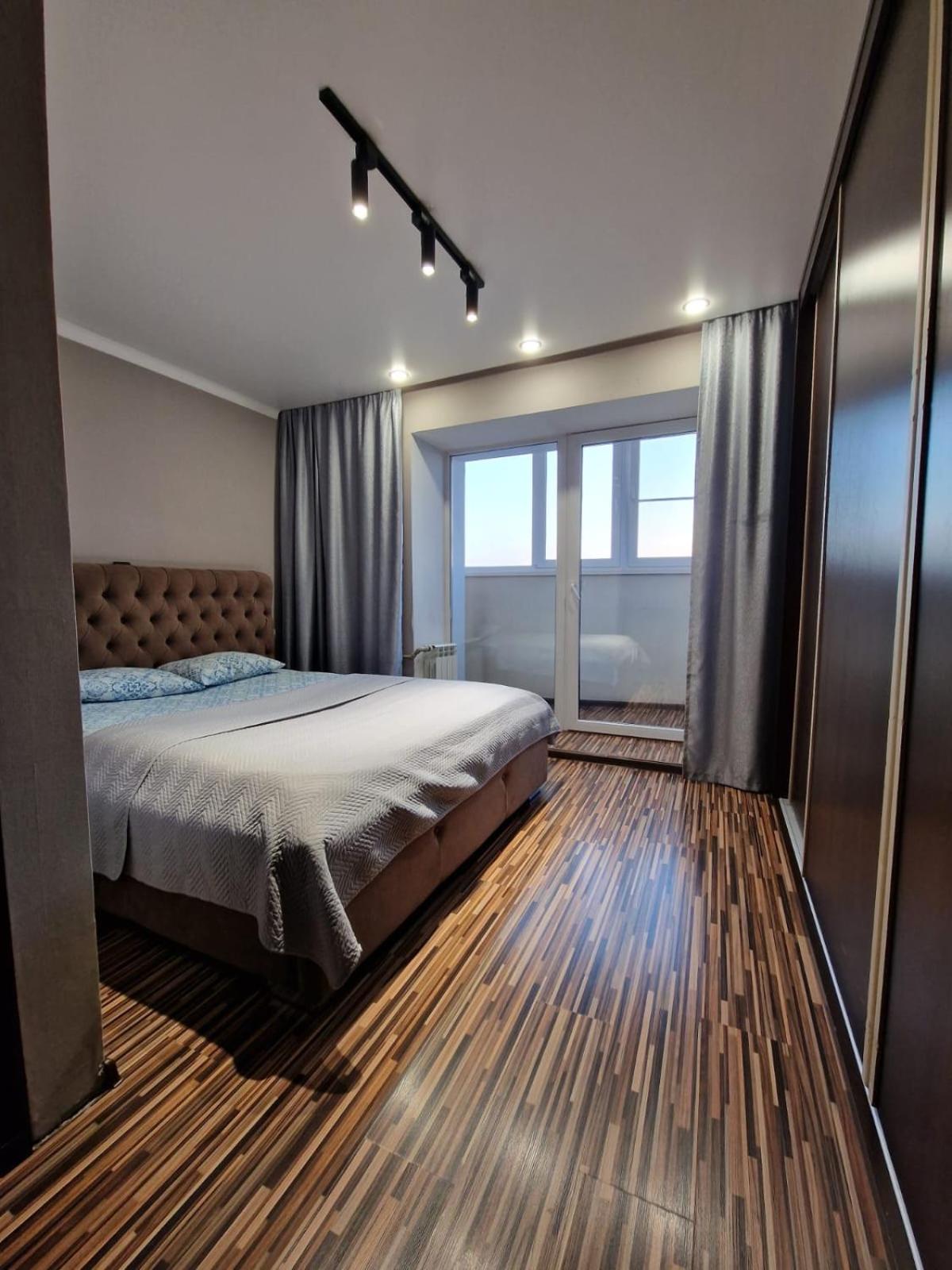 Apartment On Republic Square Öskemen Bagian luar foto